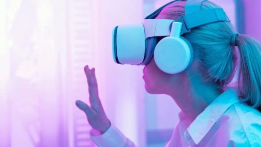 vr_girl-768x432